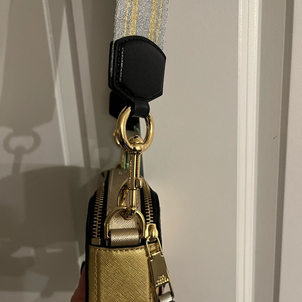 Marc Jacobs Silver/ Gold Metallic Snapshot Crossbody Camera Bag NWOT - Picture 4 of 16